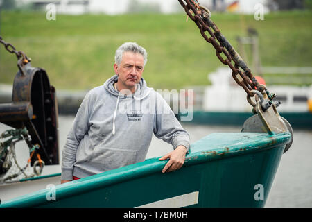 Greetsiel, Deutschland. 02 Mai, 2019. Crab fisherman Jan Gosselaar Tjado steht auf den Bogen seiner Cutter "Flamingo". Da Lager der Großhändler voll sind, Garnelen Fischer in Norddeutschland haben eine Pause zu nehmen. Für die Fischer Dies ist eine finanzielle Gefahr (dpa' crab Fisherman: "Es gibt nichts, das am Ende des Monats') Credit Links: mohssen Assanimoghaddam/dpa/Alamy leben Nachrichten Stockfoto