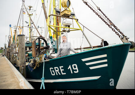 Greetsiel, Deutschland. 02 Mai, 2019. Die Krabbe fischer Jan Gosselaar Tjado steht auf den Bogen seiner Cutter "Flamingo". Da Lager der Großhändler voll sind, Garnelen Fischer in Norddeutschland haben eine Pause zu nehmen. Für die Fischer Dies ist eine finanzielle Gefahr (dpa' crab Fisherman: "Es gibt nichts, das am Ende des Monats') Credit Links: mohssen Assanimoghaddam/dpa/Alamy leben Nachrichten Stockfoto