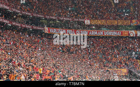 Istanbul, Türkei. 5 Mai, 2019. Galatasaray Fans während der türkischen Super Lig Übereinstimmung zwischen Galatasaray S.K. und Besiktas an der TÃ¼rk Telekom Arena in Istanbul, Türkei. Ulrik Pedersen/CSM/Alamy leben Nachrichten Stockfoto