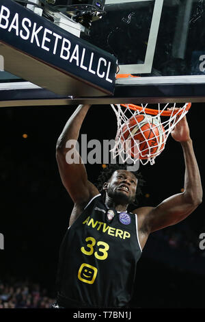 Antwerpen, Belgien. 5 Mai, 2019. Telenet's Giants Antwerpen Kingsley Mose taucht während der 3. Platz Match zwischen Brose Bamberg und Telenet Giants Antwerpen der FIBA Basketball Champions League in Antwerpen, Belgien, 5. Mai 2019. Die telenet Giants Antwerpen gewann 72-58. Credit: Zheng Huansong/Xinhua/Alamy leben Nachrichten Stockfoto