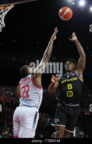 Antwerpen, Belgien. 5 Mai, 2019. Telenet's Giants Antwerpen Jae'S ean Tate (R) schießt während der 3. Platz Match zwischen Brose Bamberg und Telenet Giants Antwerpen der FIBA Basketball Champions League in Antwerpen, Belgien, 5. Mai 2019. Die telenet Giants Antwerpen gewann 72-58. Credit: Zheng Huansong/Xinhua/Alamy leben Nachrichten Stockfoto