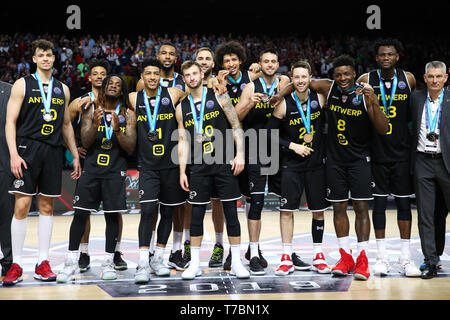 Antwerpen, Belgien. 5 Mai, 2019. Mitglieder von Telenet Giants Antwerpen Feiern nach dem Gewinn der 3. Platz Match zwischen Brose Bamberg und Telenet Giants Antwerpen der FIBA Basketball Champions League in Antwerpen, Belgien, 5. Mai 2019. Die telenet Giants Antwerpen gewann 72-58. Credit: Zheng Huansong/Xinhua/Alamy leben Nachrichten Stockfoto