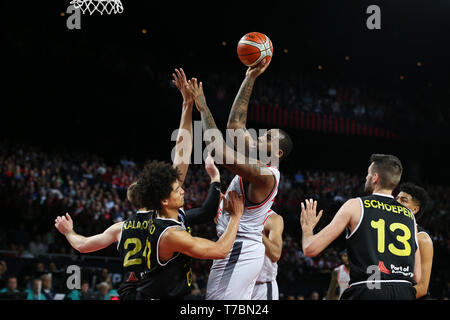 Antwerpen, Belgien. 5 Mai, 2019. Brose Bamberg Cliff Alexander (Oben) schießt während der 3. Platz Match zwischen Brose Bamberg und Telenet Giants Antwerpen der FIBA Basketball Champions League in Antwerpen, Belgien, 5. Mai 2019. Die telenet Giants Antwerpen gewann 72-58. Credit: Zheng Huansong/Xinhua/Alamy leben Nachrichten Stockfoto