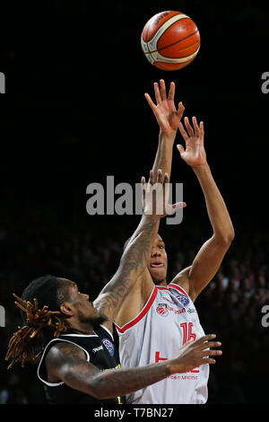 Antwerpen, Belgien. 5 Mai, 2019. Brose Bamberg Louis Olinde (R) schießt während der 3. Platz Match zwischen Brose Bamberg und Telenet Giants Antwerpen der FIBA Basketball Champions League in Antwerpen, Belgien, 5. Mai 2019. Die telenet Giants Antwerpen gewann 72-58. Credit: Zheng Huansong/Xinhua/Alamy leben Nachrichten Stockfoto