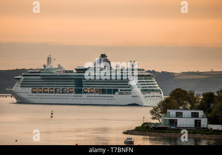 Roches Point, Cork, Irland. 06 Mai, 2019. Kreuzfahrtschiff Serenade der Meere parow Vergangenheit ein Haus an der Stelle in Crosshaven auf ihrem Weg zu Cobh, in Cork Harbour. Der Liner ist das fünfte auf Anrufe, die über die Bank Holiday Wochenende nach Cork und Sie bringen über 14.000 Fahrgäste in der Region. Quelle: David Creedon/Alamy leben Nachrichten Stockfoto