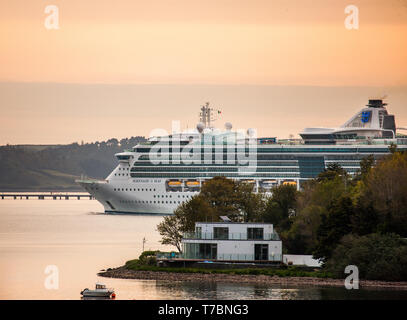 Roches Point, Cork, Irland. 06 Mai, 2019. Kreuzfahrtschiff Serenade der Meere parow Vergangenheit ein Haus an der Stelle in Crosshaven auf ihrem Weg zu Cobh, in Cork Harbour. Der Liner ist das fünfte auf Anrufe, die über die Bank Holiday Wochenende nach Cork und Sie bringen über 14.000 Fahrgäste in der Region. Quelle: David Creedon/Alamy leben Nachrichten Stockfoto