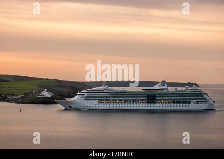 Roches Point, Cork, Irland. 06 Mai, 2019. Kreuzfahrtschiff Serenade der Meere parow Vergangenheit Roches Point Lighthouse in Cork Harbour. Der Liner ist das fünfte auf Anrufe, die über die Bank Holiday Wochenende und insgesamt über 14.000 Fahrgäste in der Region Cork. Credit: David Creedon/Alamy leben Nachrichten Stockfoto