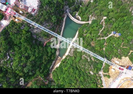(190506) - Peking, 6. Mai 2019 (Xinhua) - Luftaufnahme genommen am 3. Mai 2019 zeigt Touristen zu Fuß auf eine gläserne Brücke in der CHANGSHOU Mountain Scenic Spot in Zhulin Township von Gongyi, Zentrale der chinesischen Provinz Henan. Touristen angemeldet 195 millionen Inlandsreisen in China im Mai Tag Urlaub von Mittwoch bis Samstag, 13,7 Prozent mehr als im Vorjahr. Und Tourismus Umsatz um 16,1 Prozent auf 117,7 Milliarden Yuan (etwa 17,5 Mrd. US-Dollar) in den letzten vier Tagen, nach Schätzungen des Ministeriums für Kultur und Tourismus. Große online-Plattformen haben al Stockfoto