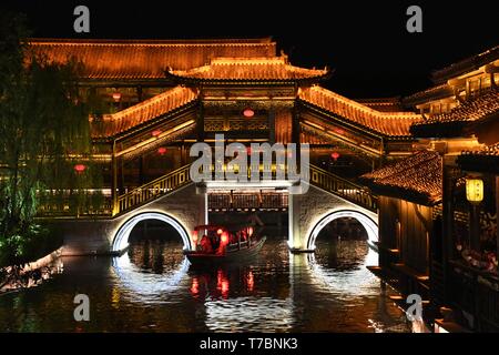 (190506) - Peking, 6. Mai 2019 (Xinhua) - Touristen nehmen Sie ein Schiff in der Nacht in der alten Stadt Taierzhuang landschaftlich reizvollen Gegend im Osten Chinas Zaozhuang, Provinz Shandong, 3. Mai 2019. Touristen angemeldet 195 millionen Inlandsreisen in China im Mai Tag Urlaub von Mittwoch bis Samstag, 13,7 Prozent mehr als im Vorjahr. Und Tourismus Umsatz um 16,1 Prozent auf 117,7 Milliarden Yuan (etwa 17,5 Mrd. US-Dollar) in den letzten vier Tagen, nach Schätzungen des Ministeriums für Kultur und Tourismus. Große online-Plattformen haben auch beobachtet Trends im Tourismus Stockfoto