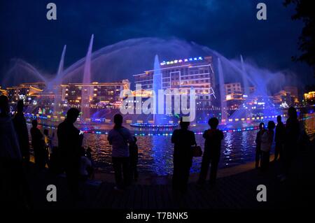 (190506) - Peking, 6. Mai 2019 (Xinhua) - Touristen, die Kulisse des beleuchteten Gongshui Fluß während des Mai Tag Urlaub in Xuan'en Bezirk Enshi der Tujia und Miao Autonomen Präfektur, die Zentrale China Provinz Hubei, 3. Mai 2019. Touristen angemeldet 195 millionen Inlandsreisen in China im Mai Tag Urlaub von Mittwoch bis Samstag, 13,7 Prozent mehr als im Vorjahr. Und Tourismus Umsatz um 16,1 Prozent auf 117,7 Milliarden Yuan (etwa 17,5 Mrd. US-Dollar) in den letzten vier Tagen, nach Schätzungen des Ministeriums für Kultur und Tourismus. Große online t Stockfoto