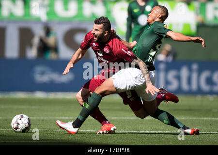 Wolfsburg, Deutschland. 04 Mai, 2019. Mikael ISHAK (links, N) gegen Marcel TISSERAND (WOB), Aktion, Duellen, Fußball 1. Fussballbundesliga, 32. Spieltag VfL Wolfsburg (WOB) - 1.FC Nürnberg 2:0, am 04/05/2019 in Wolfsburg/Deutschland, € | Nutzung der weltweiten Kredit: dpa/Alamy leben Nachrichten Stockfoto