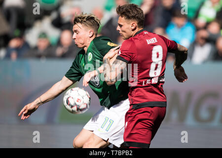 Wolfsburg, Deutschland. 04 Mai, 2019. Felix Klaus (l., WOB) gegen Robert Bauer (N), Aktion, Duellen, Fußball 1. 1. Fussballbundesliga, 32. Spieltag VfL Wolfsburg (WOB) - 1.FC Nürnberg 2:0 am 04.05.2019 in Wolfsburg/Deutschland, € | Nutzung der weltweiten Kredit: dpa/Alamy leben Nachrichten Stockfoto