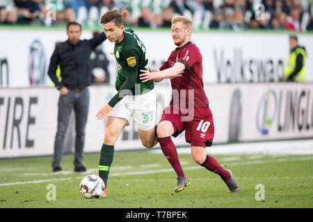 Wolfsburg, Deutschland. 04 Mai, 2019. Elvis REXHBECAJ (l., WOB) gegen Sebastian KERK (N), Aktion, Duellen, Fußball 1. 1. Fussballbundesliga, 32. Spieltag VfL Wolfsburg (WOB) - 1.FC Nürnberg 2:0 am 04.05.2019 in Wolfsburg/Deutschland, € | Nutzung der weltweiten Kredit: dpa/Alamy leben Nachrichten Stockfoto