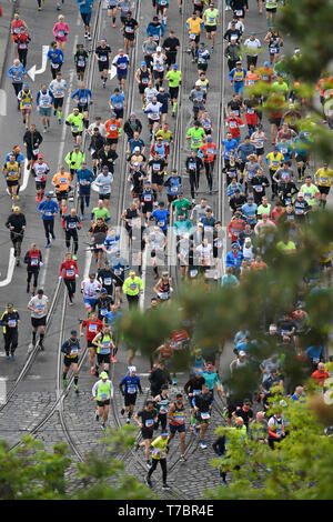 Prag, Tschechische Republik. 05 Mai, 2019. Läufer nehmen an der 2019 Prag Marathon internationalen Rennen in Prag, Tschechische Republik, 5. Mai 2019. Quelle: Michal Kamaryt/CTK Photo/Alamy leben Nachrichten Stockfoto