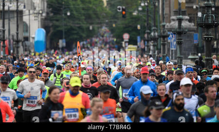 Prag, Tschechische Republik. 05 Mai, 2019. Läufer nehmen an der 2019 Prag Marathon internationalen Rennen in Prag, Tschechische Republik, 5. Mai 2019. Quelle: Michal Kamaryt/CTK Photo/Alamy leben Nachrichten Stockfoto