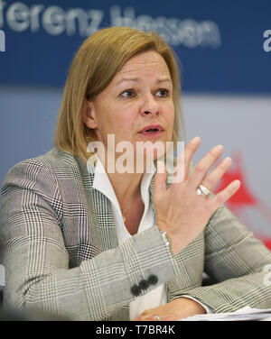 06. Mai 2019, Hessen, Wiesbaden: Nancy Faeser, der stellvertretende Generalsekretär der hessischen SPD, spricht auf einer Pressekonferenz im Landtag. Sie war am Tag zuvor bei der Klausurtagung des Landesverbandes als Nachfolger des Parteivorsitzenden in Hessen Schäfer-Gümbel, die die Gesellschaft für Internationale Zusammenarbeit im Herbst melden Sie sich und seinen politischen Ämtern geben nominiert. Foto: Frank Rumpenhorst/dpa Stockfoto