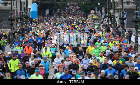 Prag, Tschechische Republik. 05 Mai, 2019. Läufer nehmen an der 2019 Prag Marathon internationalen Rennen in Prag, Tschechische Republik, 5. Mai 2019. Quelle: Michal Kamaryt/CTK Photo/Alamy leben Nachrichten Stockfoto