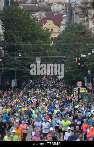 Prag, Tschechische Republik. 05 Mai, 2019. Läufer nehmen an der 2019 Prag Marathon internationalen Rennen in Prag, Tschechische Republik, 5. Mai 2019. Quelle: Michal Kamaryt/CTK Photo/Alamy leben Nachrichten Stockfoto