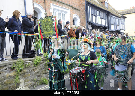 Hastings, Großbritannien. 6. Mai, 2019. Nachtschwärmer genießen Sie Ihren Feiertag Montag feiern bei der jährlichen Jack im Grünen Festival in Hastings, East Sussex, UK. Credit: Ed Brown/Alamy leben Nachrichten Stockfoto