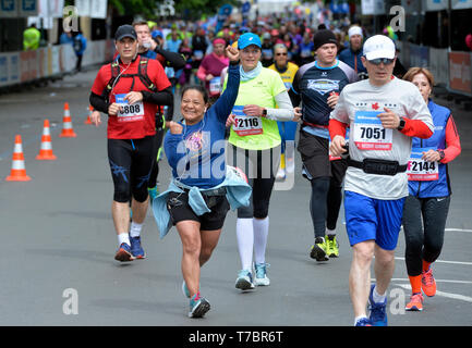 Prag, Tschechische Republik. 05 Mai, 2019. Läufer nehmen an der 2019 Prag Marathon internationalen Rennen in Prag, Tschechische Republik, 5. Mai 2019. Quelle: Michaela Říhová/CTK Photo/Alamy leben Nachrichten Stockfoto