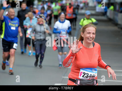 Prag, Tschechische Republik. 05 Mai, 2019. Läufer nehmen an der 2019 Prag Marathon internationalen Rennen in Prag, Tschechische Republik, 5. Mai 2019. Quelle: Michaela Říhová/CTK Photo/Alamy leben Nachrichten Stockfoto