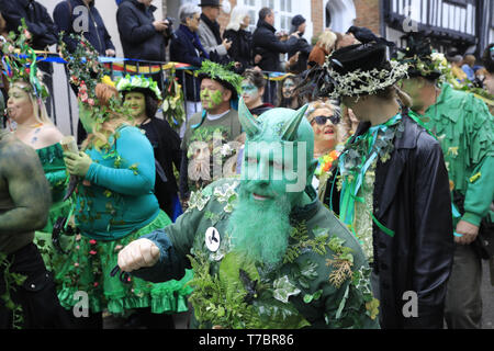 Hastings, Großbritannien. 6. Mai, 2019. Nachtschwärmer genießen Sie Ihren Feiertag Montag feiern bei der jährlichen Jack im Grünen Festival in Hastings, East Sussex, UK. Credit: Ed Brown/Alamy leben Nachrichten Stockfoto