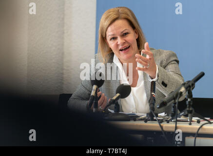 06. Mai 2019, Hessen, Wiesbaden: Nancy Faeser, der stellvertretende Generalsekretär der hessischen SPD, spricht auf einer Pressekonferenz im Landtag. Sie war am Tag zuvor bei der Klausurtagung des Landesverbandes als Nachfolger des Parteivorsitzenden in Hessen Schäfer-Gümbel, die die Gesellschaft für Internationale Zusammenarbeit im Herbst melden Sie sich und seinen politischen Ämtern geben nominiert. Foto: Frank Rumpenhorst/dpa Stockfoto