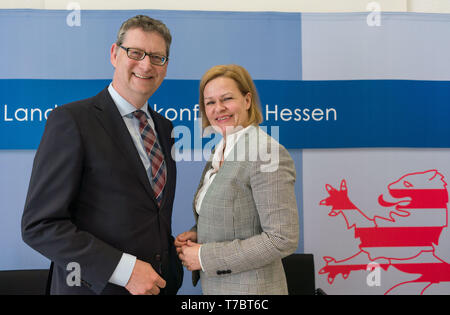 06. Mai 2019, Hessen, Wiesbaden: Thorsten Schäfer-Gümbel, der aktuelle SPD-Landeschef, und Nancy Faeser, die aktuelle Generalsekretär, stehen nebeneinander auf einer Pressekonferenz im Landtag. Faeser hatte am Tag zuvor als Nachfolger von Schäfer-Gümbel, die die Gesellschaft für Internationale Zusammenarbeit im Herbst melden Sie sich und seine politischen Ämter geben, auf einer Klausurtagung des Landesverbandes ernannt. Foto: Frank Rumpenhorst/dpa Stockfoto