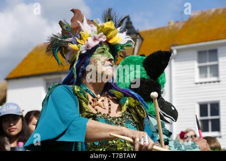 Hastings, East Sussex, UK. 06 Mai, 2019. Die Buchse im Grünen Festival ist eine jährliche Veranstaltung, die stattfindet, in den verschiedenen Teilen der Badeort Hastings in East Sussex, Es ist eine 4-Tages Veranstaltung und zieht Tausende jedes Jahr. Eine wirklich tolle Atmosphäre für Familien und Menschen jeden Alters mit Tanz, Musik und Events überall in der Stadt. Heute Feiertag Montag ist der Höhepunkt der Veranstaltung. Das Festival feiert die Ankunft des Sommers. Credit: Paul Lawrenson 2019, Foto: Paul Lawrenson/Alamy leben Nachrichten Stockfoto