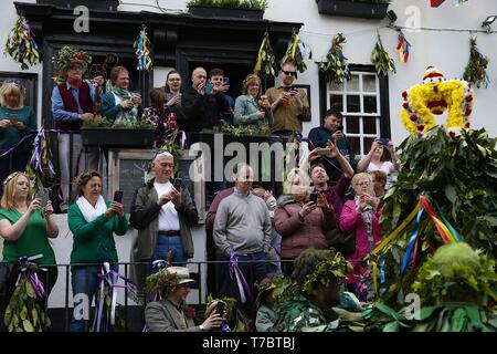 Hastings, East Sussex, UK. 06 Mai, 2019. Die Buchse im Grünen Festival ist eine jährliche Veranstaltung, die stattfindet, in den verschiedenen Teilen der Badeort Hastings in East Sussex, Es ist eine 4-Tages Veranstaltung und zieht Tausende jedes Jahr. Eine wirklich tolle Atmosphäre für Familien und Menschen jeden Alters mit Tanz, Musik und Events überall in der Stadt. Heute Feiertag Montag ist der Höhepunkt der Veranstaltung. Das Festival feiert die Ankunft des Sommers. Credit: Paul Lawrenson 2019, Foto: Paul Lawrenson/Alamy leben Nachrichten Stockfoto