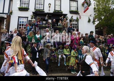 Hastings, East Sussex, UK. 06 Mai, 2019. Die Buchse im Grünen Festival ist eine jährliche Veranstaltung, die stattfindet, in den verschiedenen Teilen der Badeort Hastings in East Sussex, Es ist eine 4-Tages Veranstaltung und zieht Tausende jedes Jahr. Eine wirklich tolle Atmosphäre für Familien und Menschen jeden Alters mit Tanz, Musik und Events überall in der Stadt. Heute Feiertag Montag ist der Höhepunkt der Veranstaltung. Das Festival feiert die Ankunft des Sommers. Credit: Paul Lawrenson 2019, Foto: Paul Lawrenson/Alamy leben Nachrichten Stockfoto