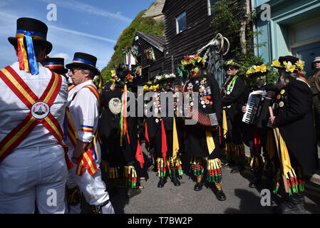 Hastings, East Sussex, UK. 6. Mai, 2019. Die traditionelle Jack im Green festval, Hastings 2019. Am 1. Mai Feiertag der Festival feierte den kommenden Sommer mit Morris Dancers und der Jack im Grünen Prozession. Quelle: Matthew Chattle/Alamy leben Nachrichten Stockfoto