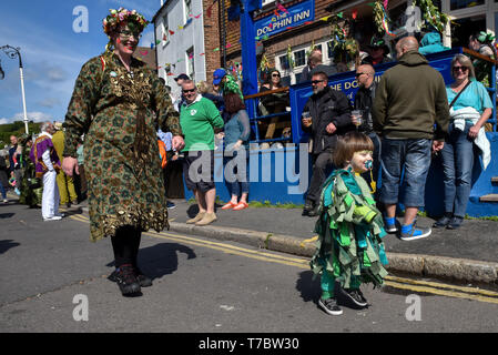 Hastings, East Sussex, UK. 6. Mai, 2019. Die traditionelle Jack im Green festval, Hastings 2019. Am 1. Mai Feiertag der Festival feierte den kommenden Sommer mit Morris Dancers und der Jack im Grünen Prozession. Quelle: Matthew Chattle/Alamy leben Nachrichten Stockfoto