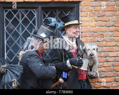 Rochester, Kent, Großbritannien. 6. Mai, 2019. Rochester Sweeps Festival 2019: Eine Auswahl von Fotos vom letzten Tag des 2019 Jährliche sweeps Festival in Rochester, Kent auf Feiertag Montag, die feiert der traditionellen Urlaub der Schornsteinfeger. Credit: James Bell/Alamy leben Nachrichten Stockfoto