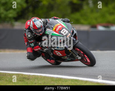 Oulton Park, Little Budworth, UK. 6. Mai, 2019. Bennetts British Superbike Championship, Runde 2, Tag 3; Lewis Rollo im Wettbewerb in der Pirelli nationalen Superstock 1000 Rennen Credit: Aktion plus Sport/Alamy leben Nachrichten Stockfoto