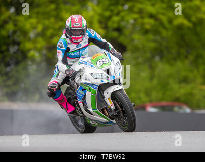 Oulton Park, Little Budworth, UK. 6. Mai, 2019. Bennetts British Superbike Championship, Runde 2, Tag 3; Chrissy Rouse aus Newcastle upon Tyne hinkt die Heimat der Gruben nach Ausfall des Motors des Morello Racing Kawasaki in der Pirelli nationalen Superstock 1000 Rennen Credit: Aktion plus Sport/Alamy leben Nachrichten Stockfoto