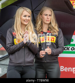 Oulton Park, Little Budworth, UK. 6. Mai, 2019. Bennetts British Superbike Championship, Runde 2, Tag 3; Pirelli Grid Girls während der Preisverleihung für die Pirelli nationalen Superstock 1000 Rennen Credit applaudieren: Aktion plus Sport/Alamy leben Nachrichten Stockfoto