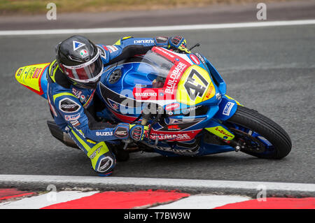 Oulton Park, Little Budworth, UK. 6. Mai, 2019. Bennetts British Superbike Championship, Runde 2, Tag 3; Richard Cooper Buildbase Suzuki in der Pirelli nationalen Superstock 1000 Rennen Credit: Aktion plus Sport/Alamy leben Nachrichten Stockfoto