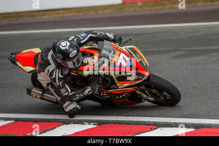 Oulton Park, Little Budworth, UK. 6. Mai, 2019. Bennetts British Superbike Championship, Runde 2, Tag 3; Taylor Mackenzie Bathams Racing in der Pirelli nationalen Superstock 1000 Rennen Credit: Aktion plus Sport/Alamy leben Nachrichten Stockfoto