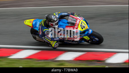 Oulton Park, Little Budworth, UK. 6. Mai, 2019. Bennetts British Superbike Championship, Runde 2, Tag 3; Richard Cooper Buildbase Suzuki in der Pirelli nationalen Superstock 1000 Rennen Credit: Aktion plus Sport/Alamy leben Nachrichten Stockfoto