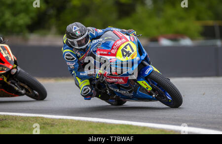 Oulton Park, Little Budworth, UK. 6. Mai, 2019. Bennetts British Superbike Championship, Runde 2, Tag 3; Richard Cooper Buildbase Suzuki in der Pirelli nationalen Superstock 1000 Rennen Credit: Aktion plus Sport/Alamy leben Nachrichten Stockfoto