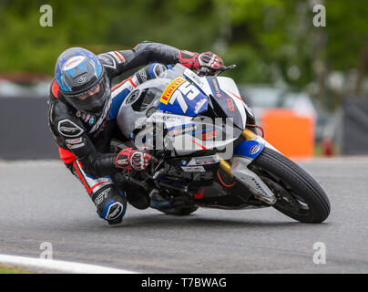 Oulton Park, Little Budworth, UK. 6. Mai, 2019. Bennetts British Superbike Championship, Runde 2, Tag 3; Alex Olsen Team IMR in der Pirelli nationalen Superstock 1000 Rennen Credit: Aktion plus Sport/Alamy leben Nachrichten Stockfoto