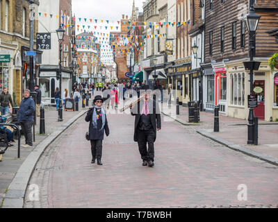 Rochester, Kent, Großbritannien. 6. Mai, 2019. Rochester Sweeps Festival 2019: Eine Auswahl von Fotos vom letzten Tag des 2019 Jährliche sweeps Festival in Rochester, Kent auf Feiertag Montag, die feiert der traditionellen Urlaub der Schornsteinfeger. Credit: James Bell/Alamy leben Nachrichten Stockfoto