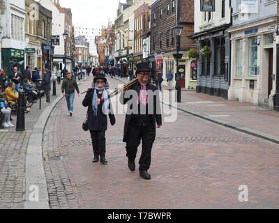 Rochester, Kent, Großbritannien. 6. Mai, 2019. Rochester Sweeps Festival 2019: Eine Auswahl von Fotos vom letzten Tag des 2019 Jährliche sweeps Festival in Rochester, Kent auf Feiertag Montag, die feiert der traditionellen Urlaub der Schornsteinfeger. Credit: James Bell/Alamy leben Nachrichten Stockfoto