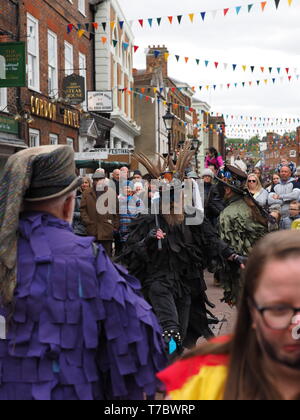 Rochester, Kent, Großbritannien. 6. Mai, 2019. Rochester Sweeps Festival 2019: Eine Auswahl von Fotos vom letzten Tag des 2019 Jährliche sweeps Festival in Rochester, Kent auf Feiertag Montag, die feiert der traditionellen Urlaub der Schornsteinfeger. Credit: James Bell/Alamy leben Nachrichten Stockfoto