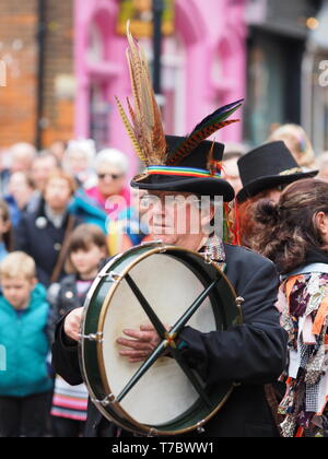 Rochester, Kent, Großbritannien. 6. Mai, 2019. Rochester Sweeps Festival 2019: Eine Auswahl von Fotos vom letzten Tag des 2019 Jährliche sweeps Festival in Rochester, Kent auf Feiertag Montag, die feiert der traditionellen Urlaub der Schornsteinfeger. Credit: James Bell/Alamy leben Nachrichten Stockfoto