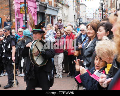 Rochester, Kent, Großbritannien. 6. Mai, 2019. Rochester Sweeps Festival 2019: Eine Auswahl von Fotos vom letzten Tag des 2019 Jährliche sweeps Festival in Rochester, Kent auf Feiertag Montag, die feiert der traditionellen Urlaub der Schornsteinfeger. Credit: James Bell/Alamy leben Nachrichten Stockfoto