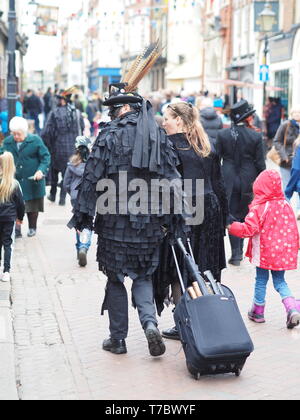 Rochester, Kent, Großbritannien. 6. Mai, 2019. Rochester Sweeps Festival 2019: Eine Auswahl von Fotos vom letzten Tag des 2019 Jährliche sweeps Festival in Rochester, Kent auf Feiertag Montag, die feiert der traditionellen Urlaub der Schornsteinfeger. Credit: James Bell/Alamy leben Nachrichten Stockfoto