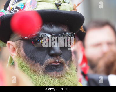 Rochester, Kent, Großbritannien. 6. Mai, 2019. Rochester Sweeps Festival 2019: Eine Auswahl von Fotos vom letzten Tag des 2019 Jährliche sweeps Festival in Rochester, Kent auf Feiertag Montag, die feiert der traditionellen Urlaub der Schornsteinfeger. Credit: James Bell/Alamy leben Nachrichten Stockfoto