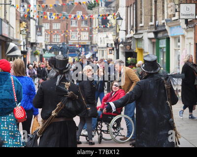 Rochester, Kent, Großbritannien. 6. Mai, 2019. Rochester Sweeps Festival 2019: Eine Auswahl von Fotos vom letzten Tag des 2019 Jährliche sweeps Festival in Rochester, Kent auf Feiertag Montag, die feiert der traditionellen Urlaub der Schornsteinfeger. Credit: James Bell/Alamy leben Nachrichten Stockfoto